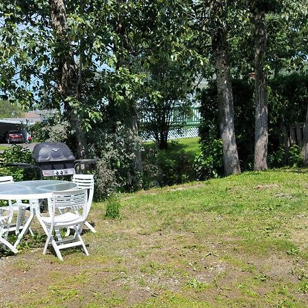 Appartamento Lower Level Apt 6Ft High Close To Hwy Netflix Wifi Edmundston Esterno foto